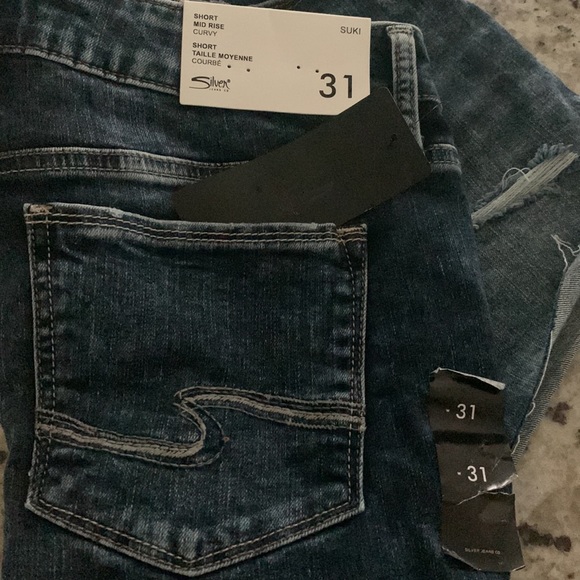 Suki short mid-rise curvy distressed short - Picture 3 of 7